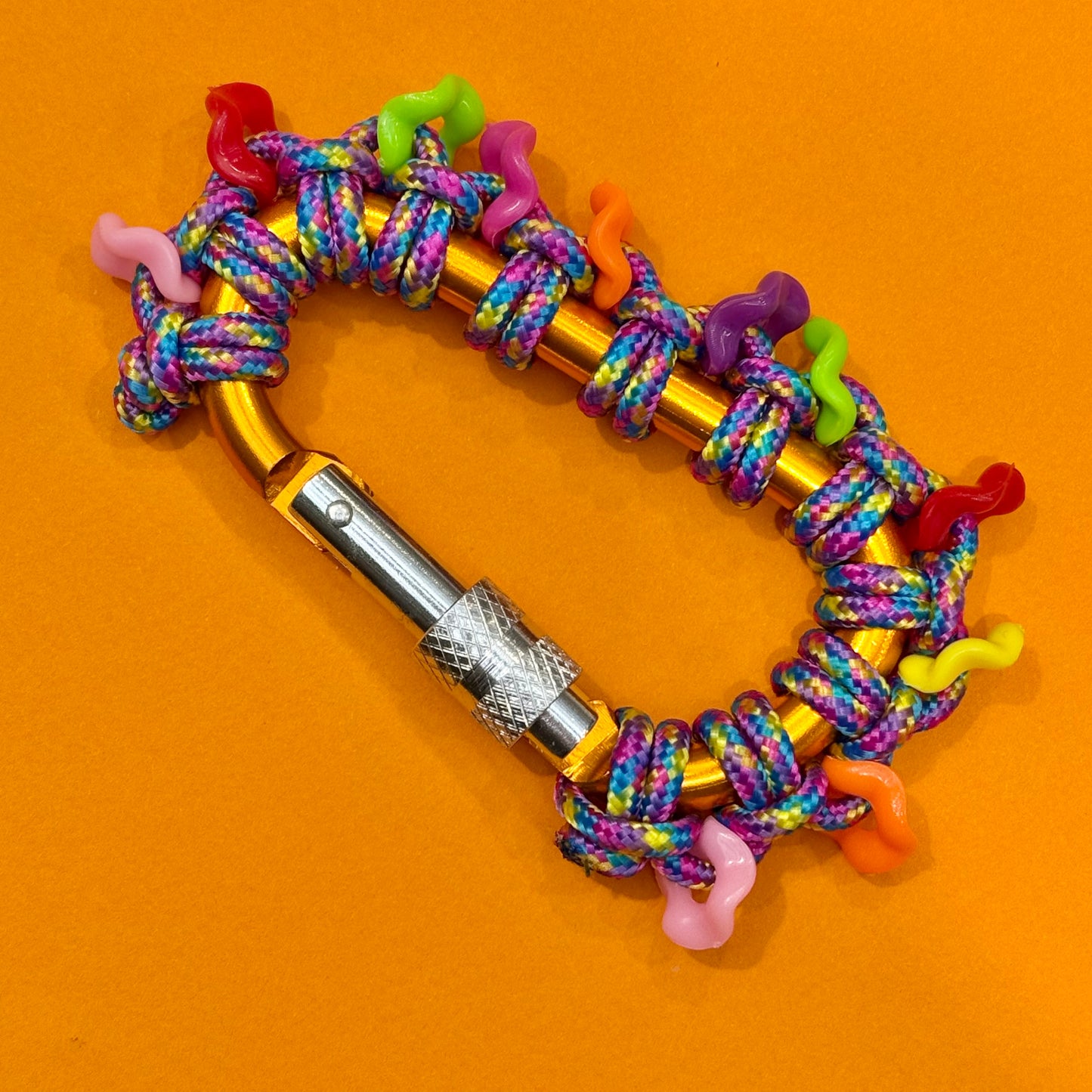 Paracord wrapped carabiner squiggle