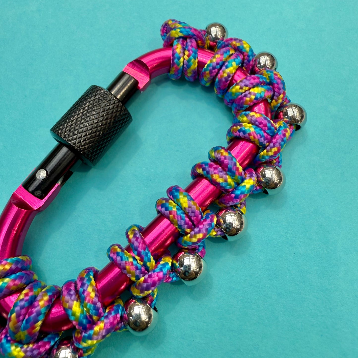 Paracord wrapped carabiner magenta