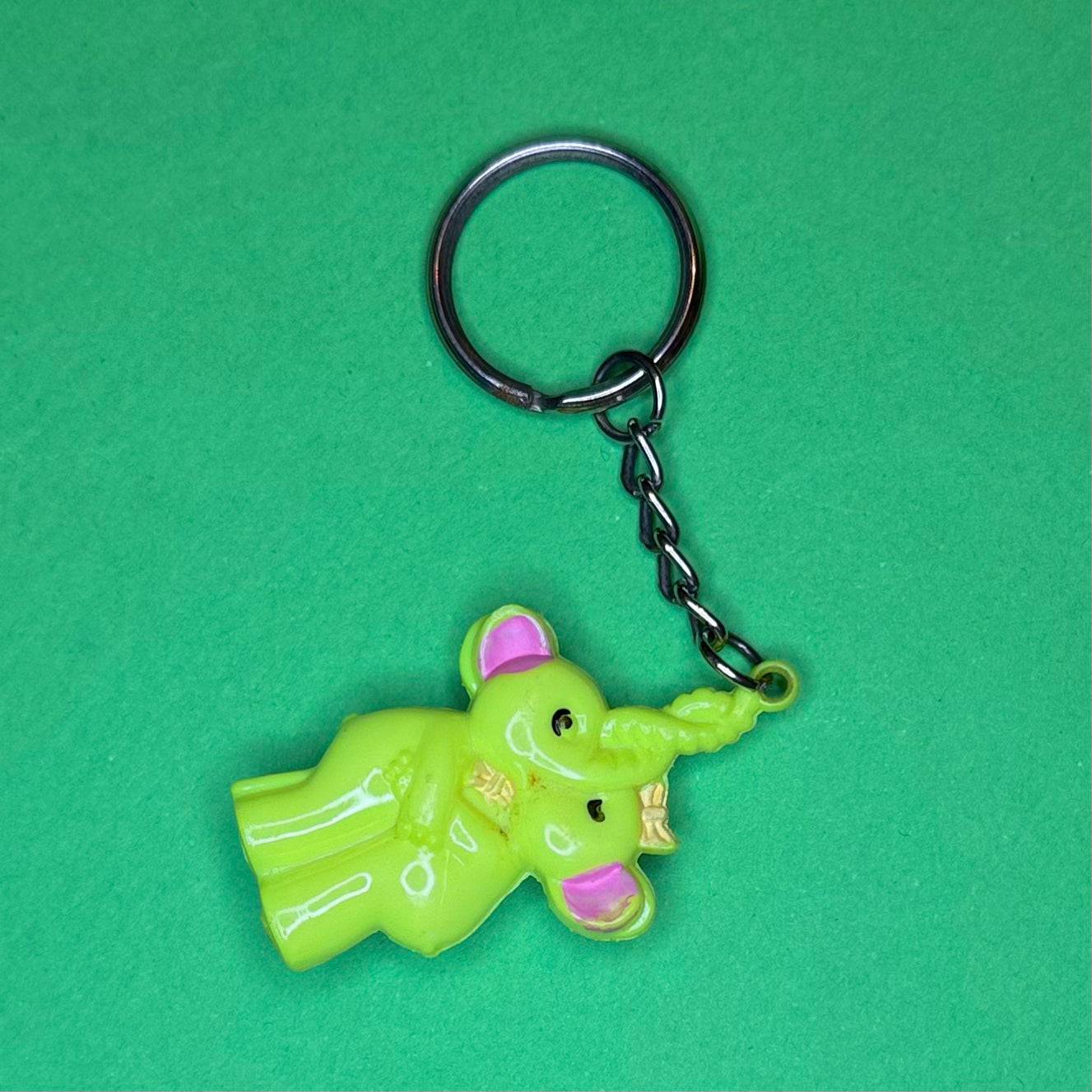 Retro vintage 80s kissing elephants keyring