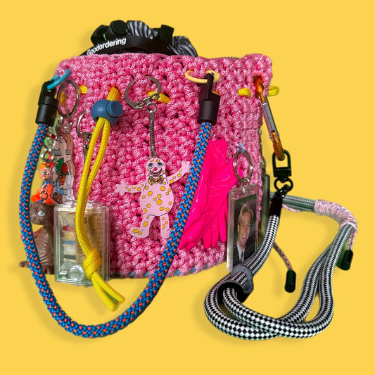 Crocheting a hand bag