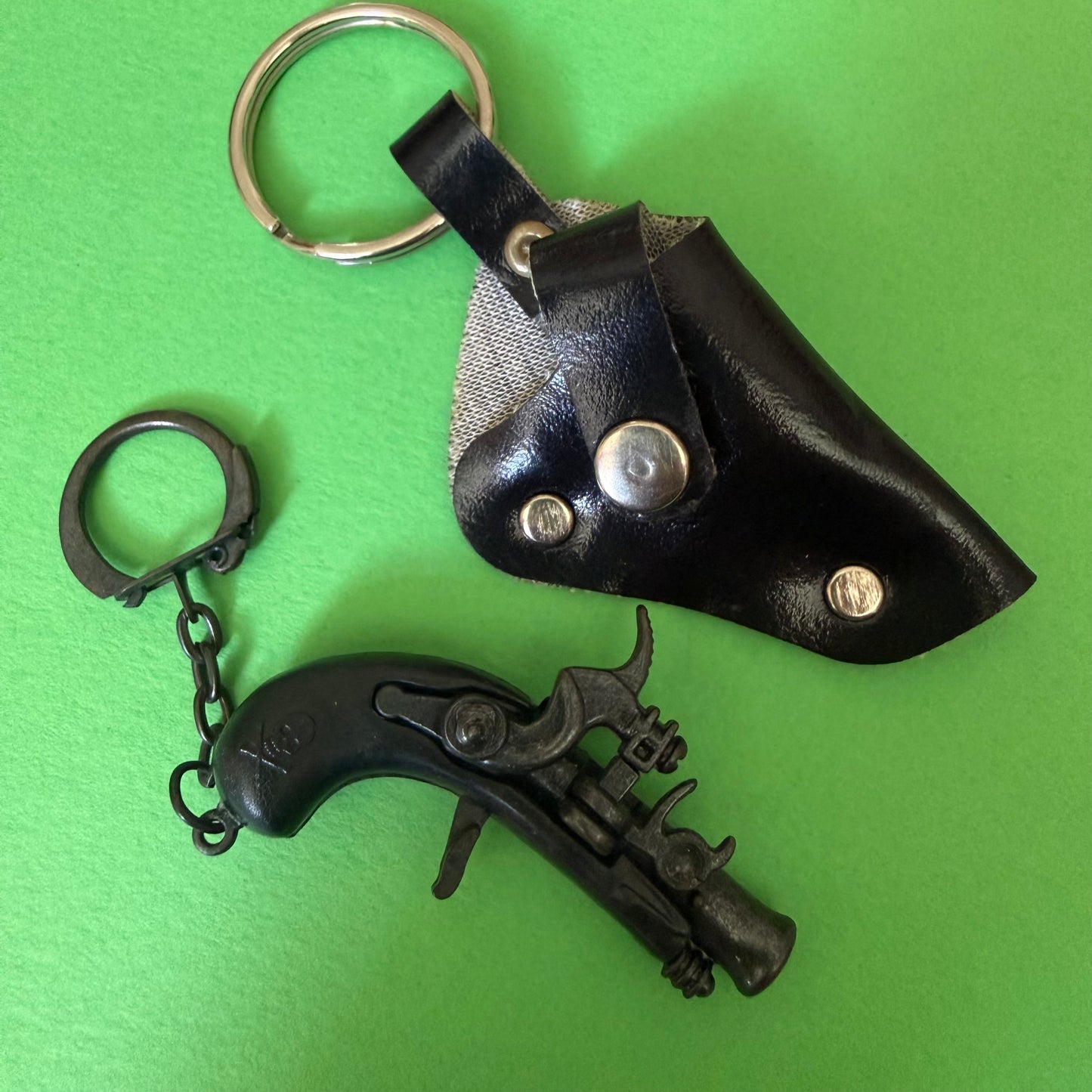 Set of vintage pistols keyrings