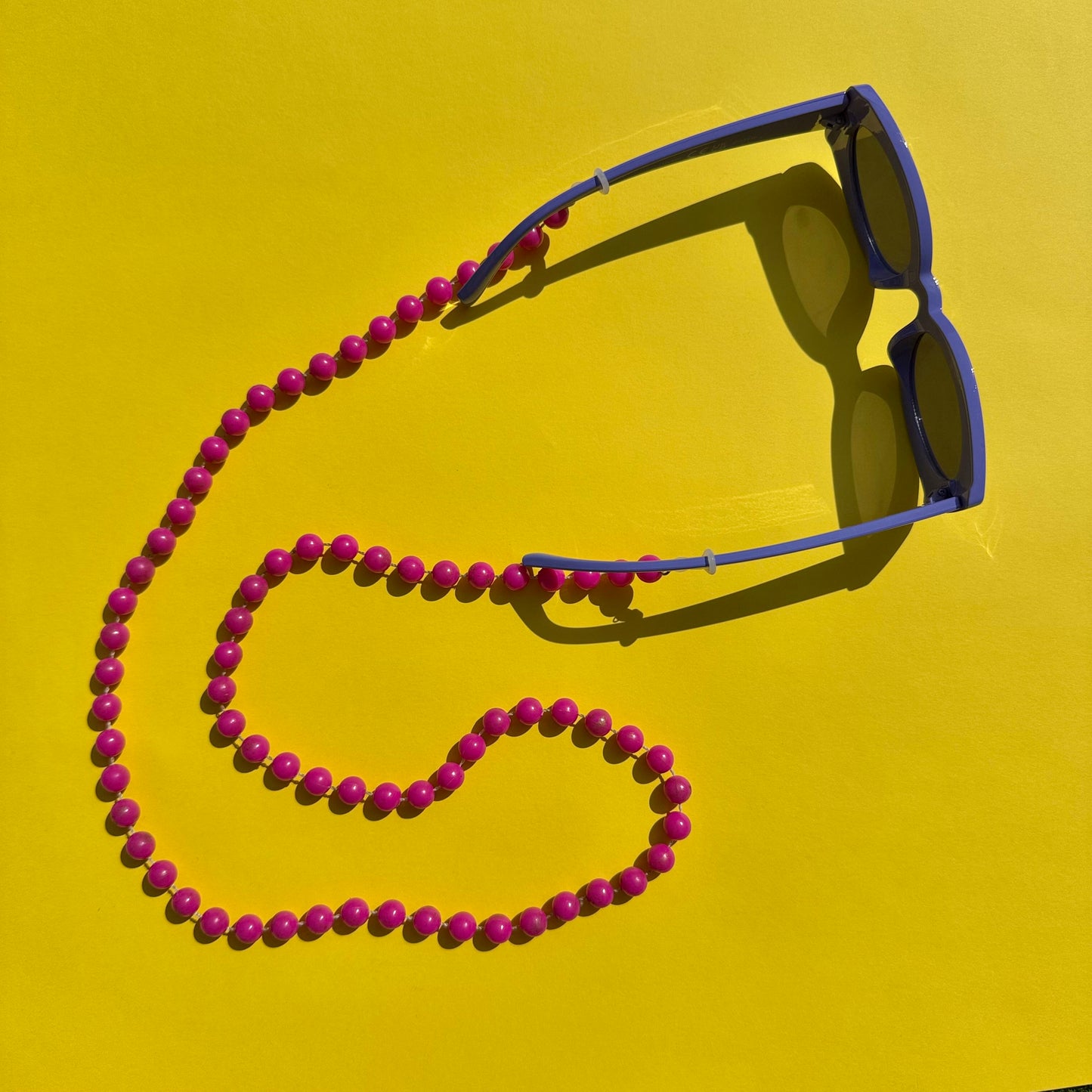 Glasses chain magenta beads