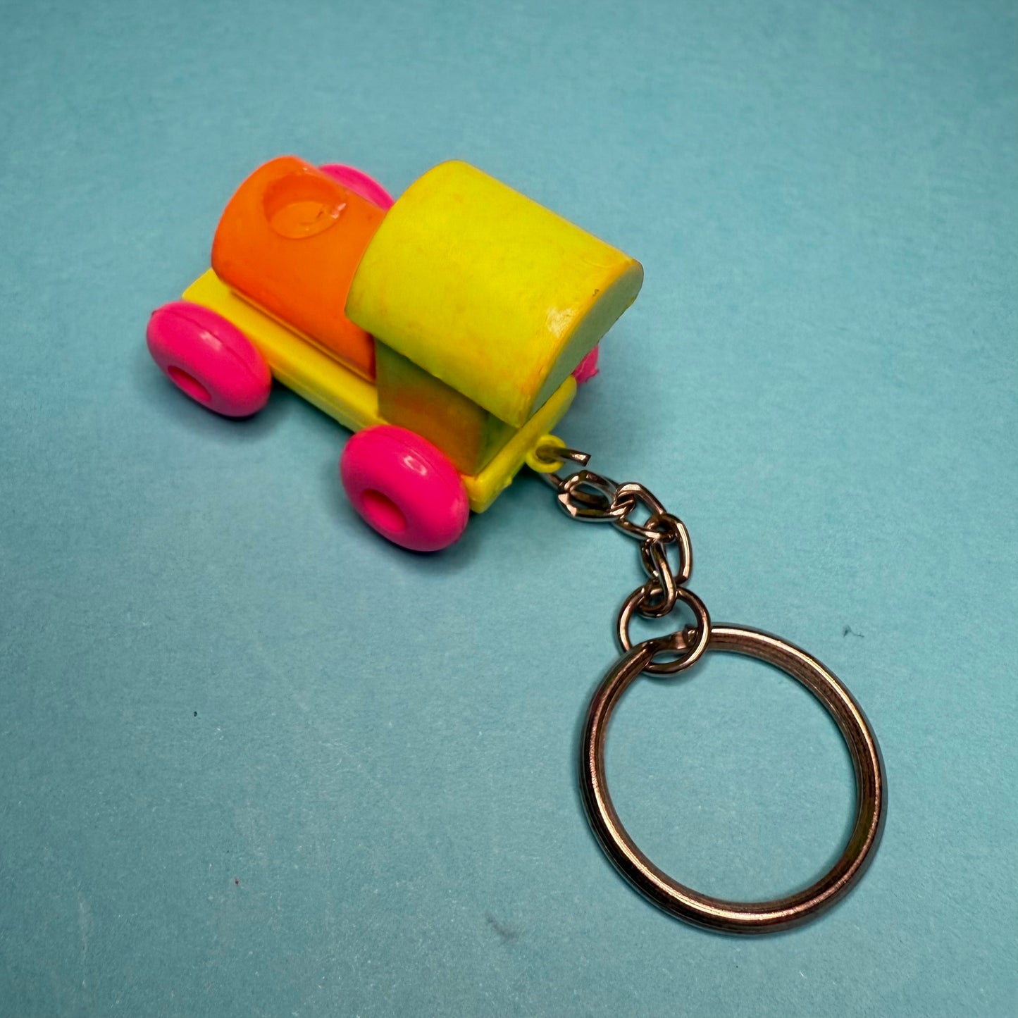 Neon vintage 80s small train keyring