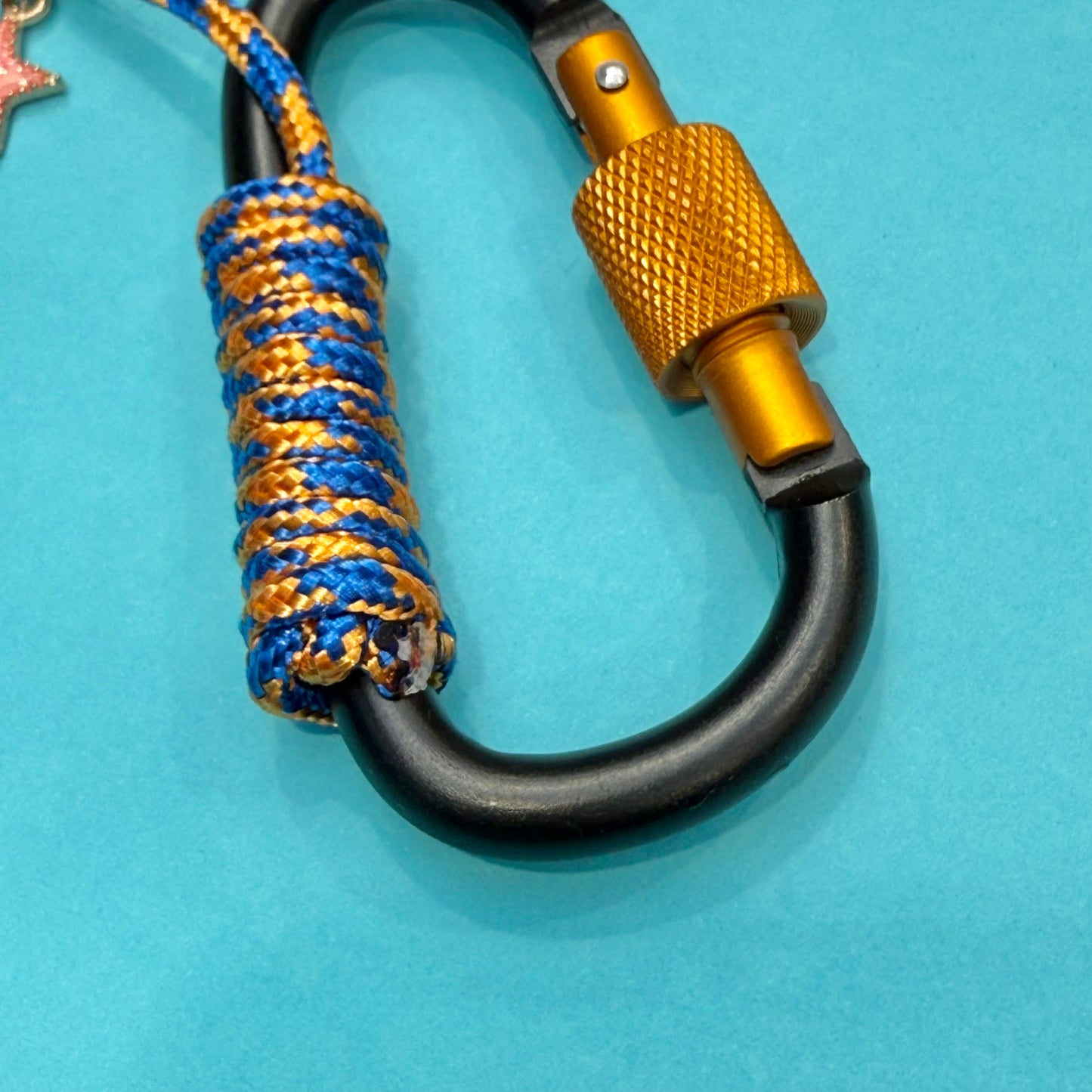 Paracord wrapped carabiner blk-org