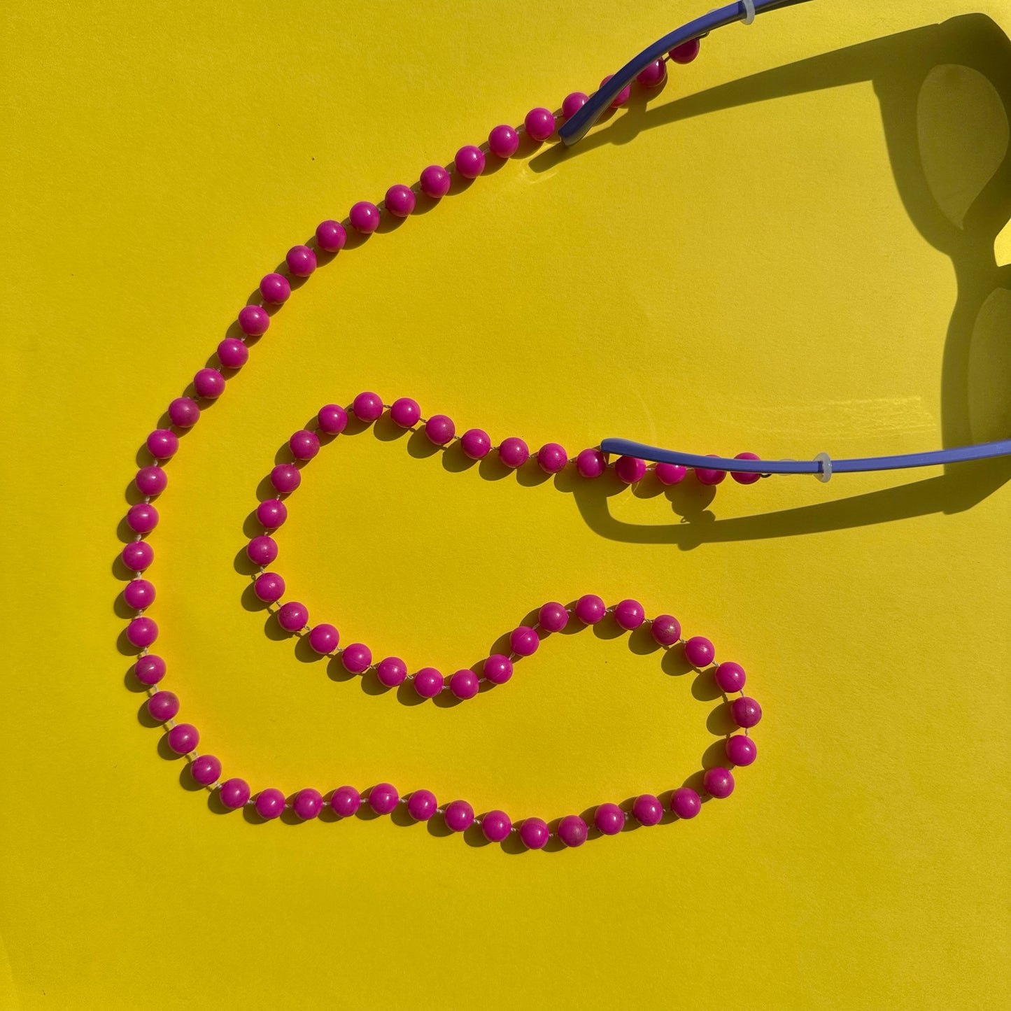 Glasses chain magenta beads