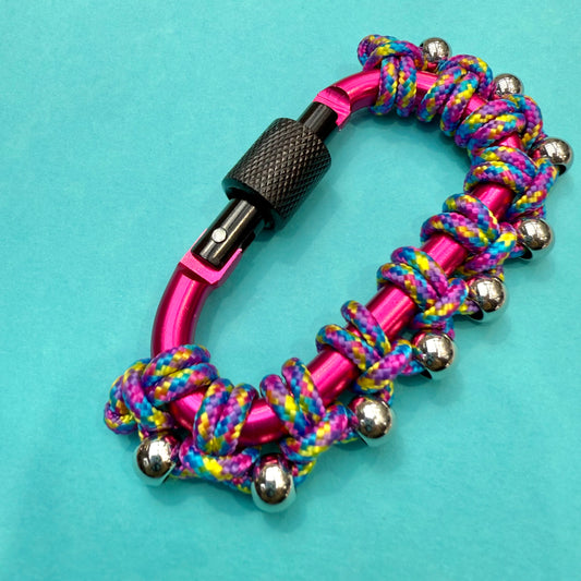 Paracord wrapped carabiner magenta