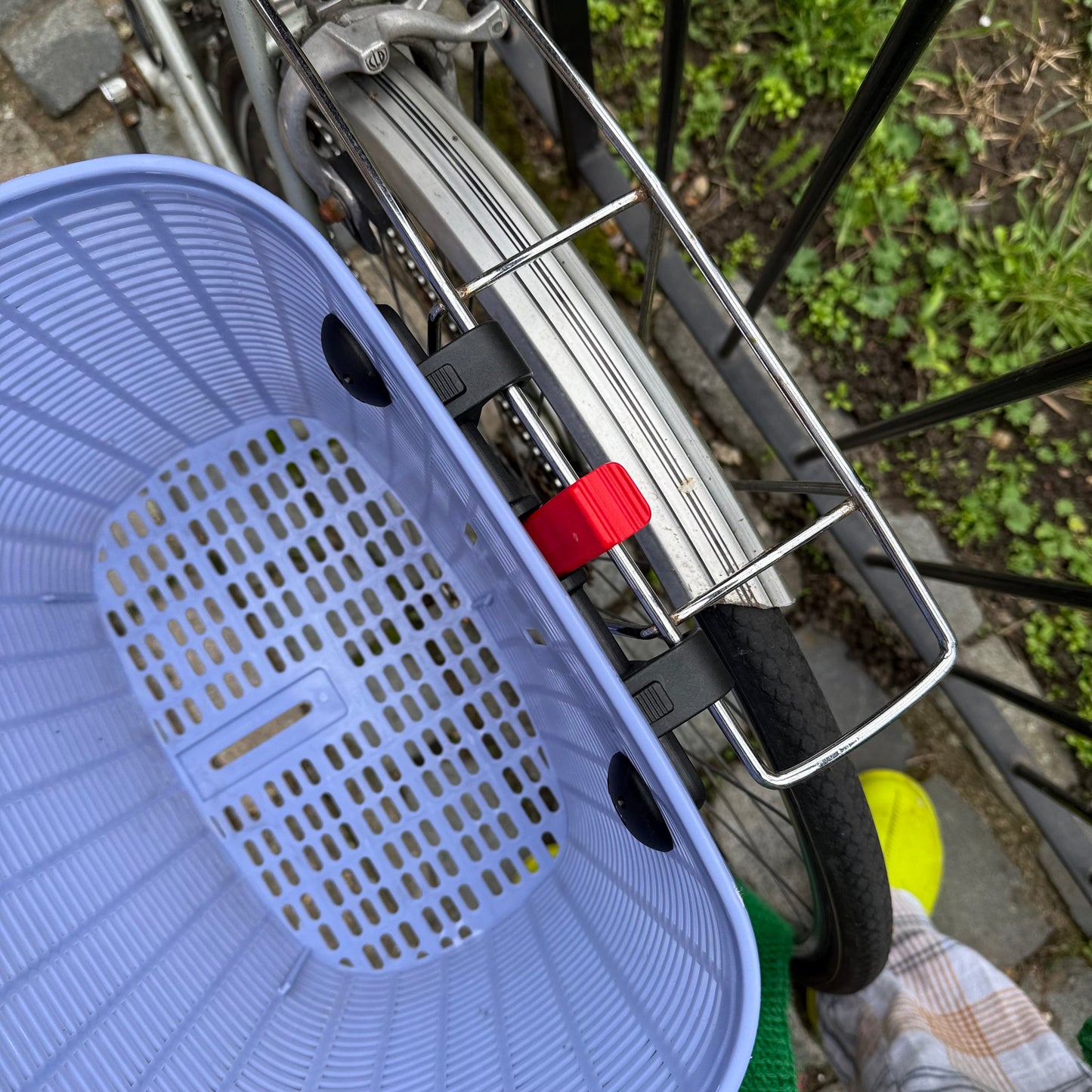 Bicycle pannier basket lilac