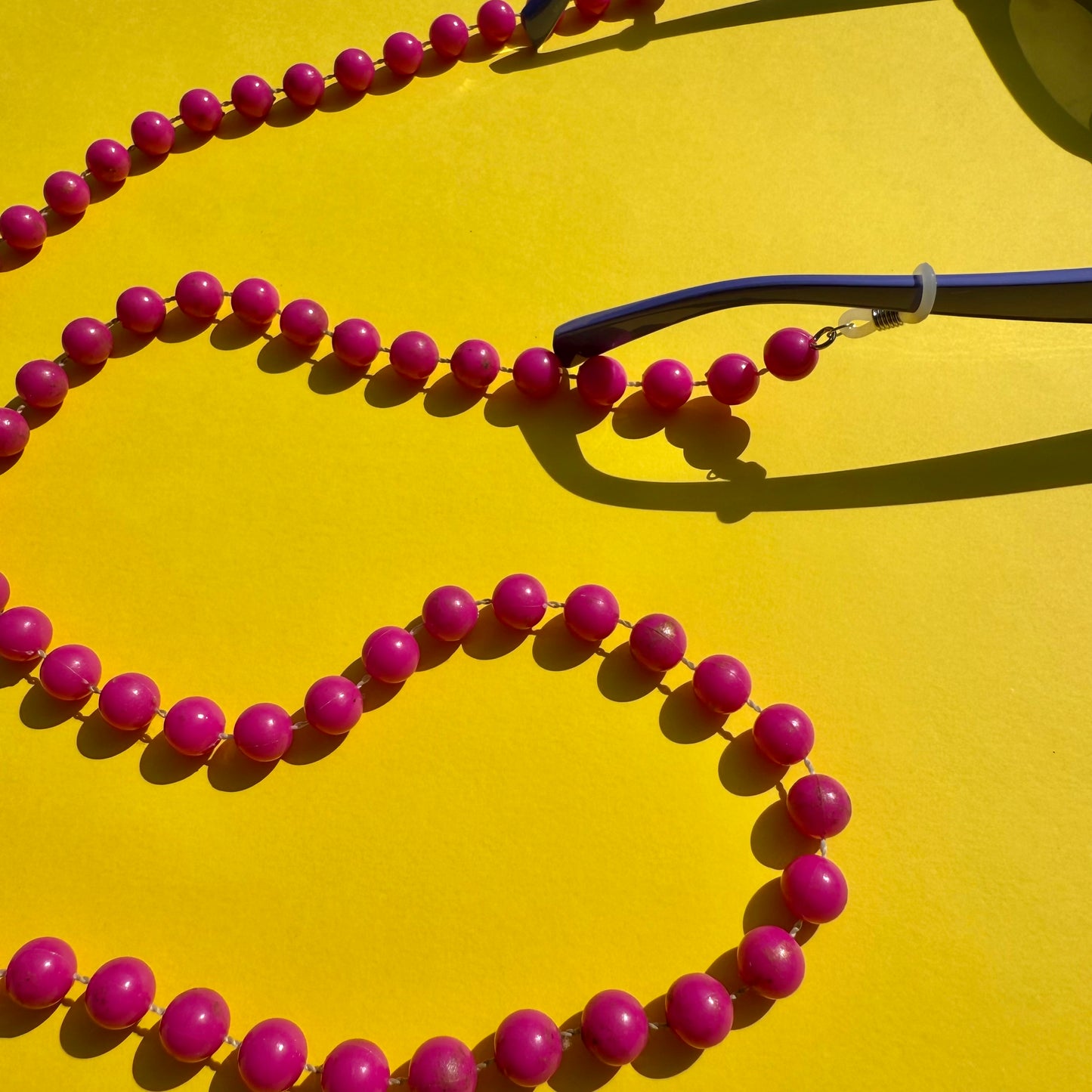 Glasses chain magenta beads