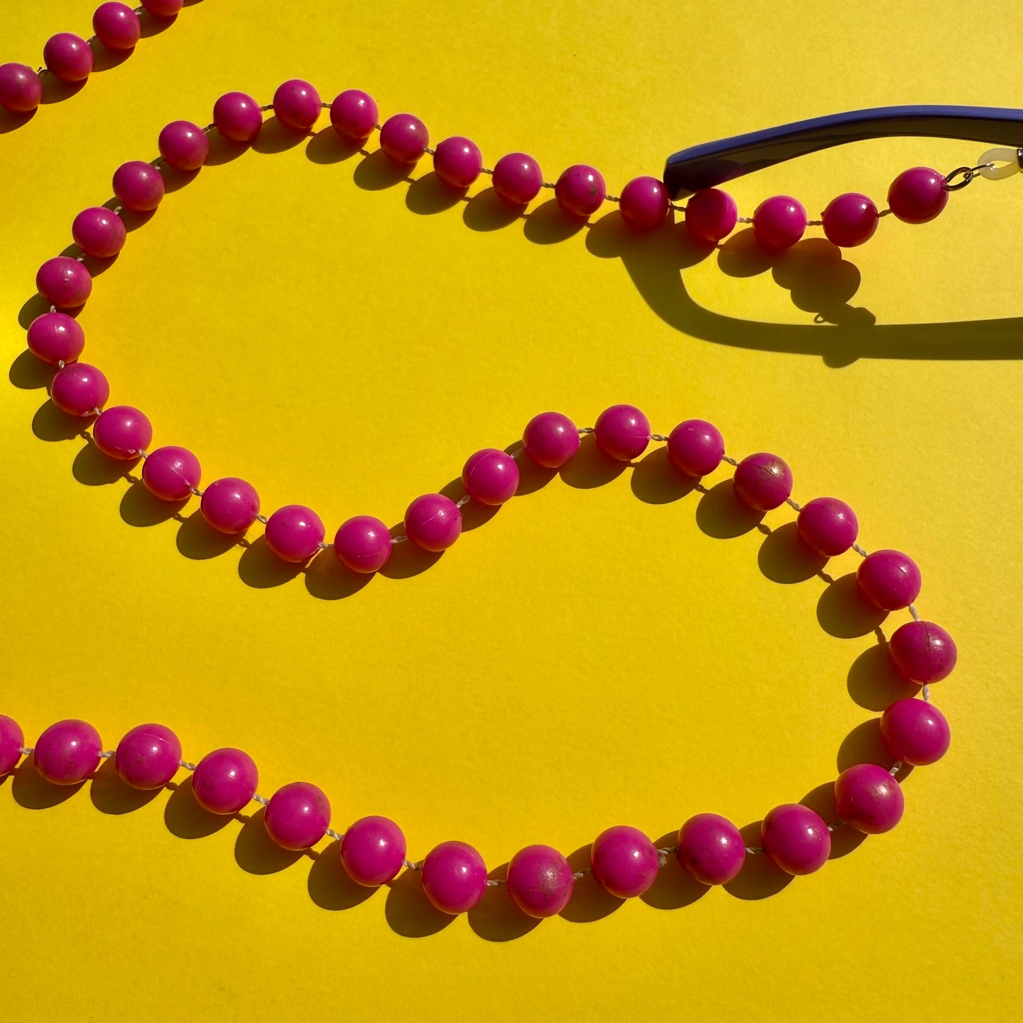 Glasses chain magenta beads