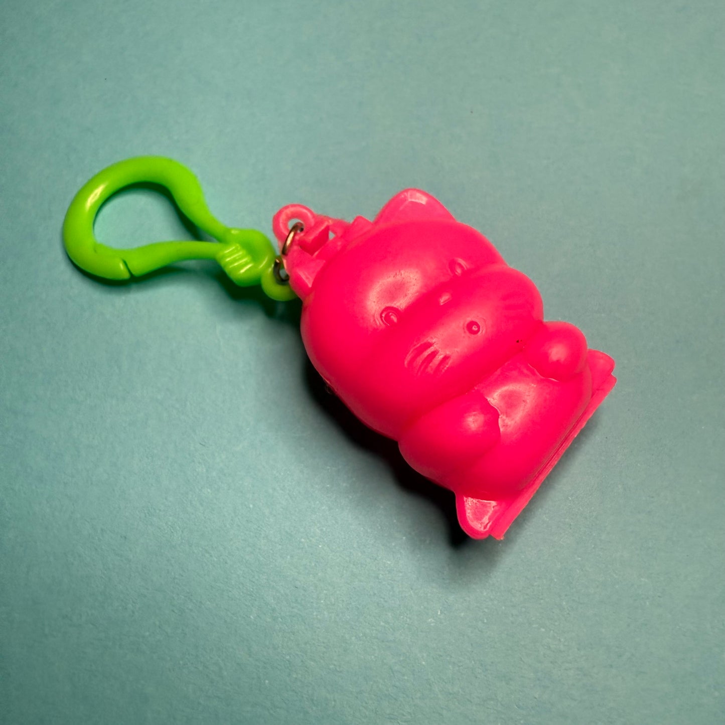 Neon retro 80s keyring lucky cat