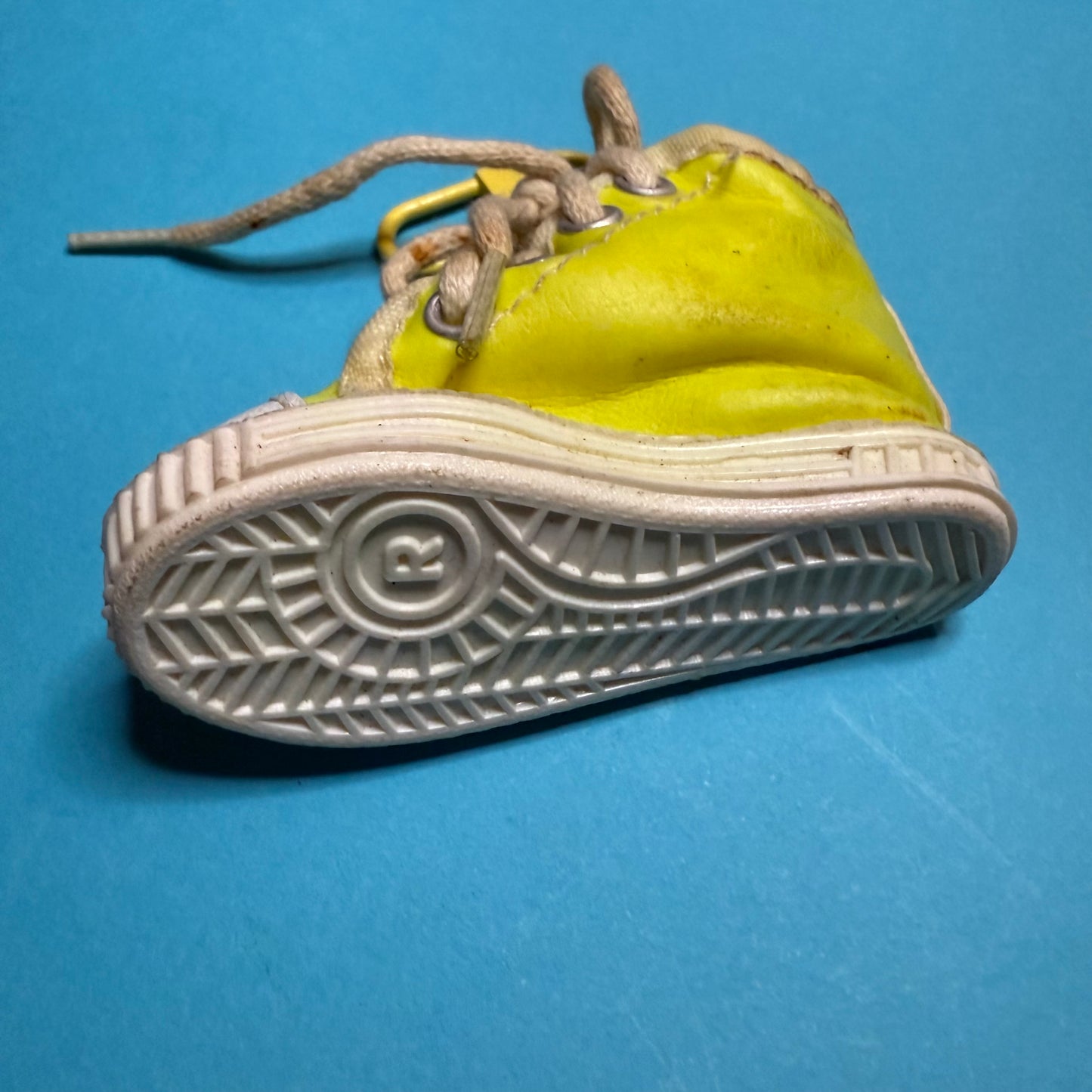 Neon vintage 80s yellow trainer keyring