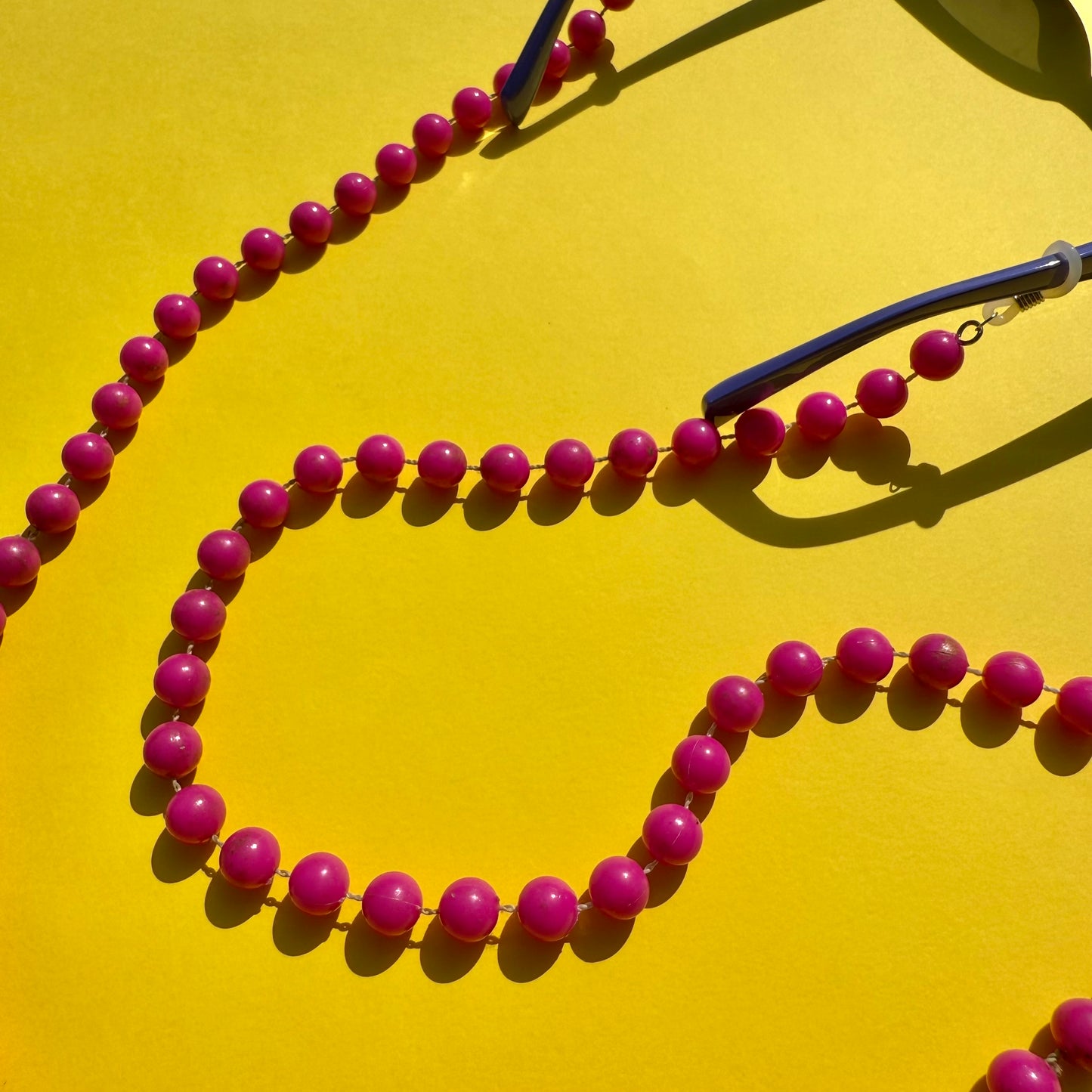 Glasses chain magenta beads
