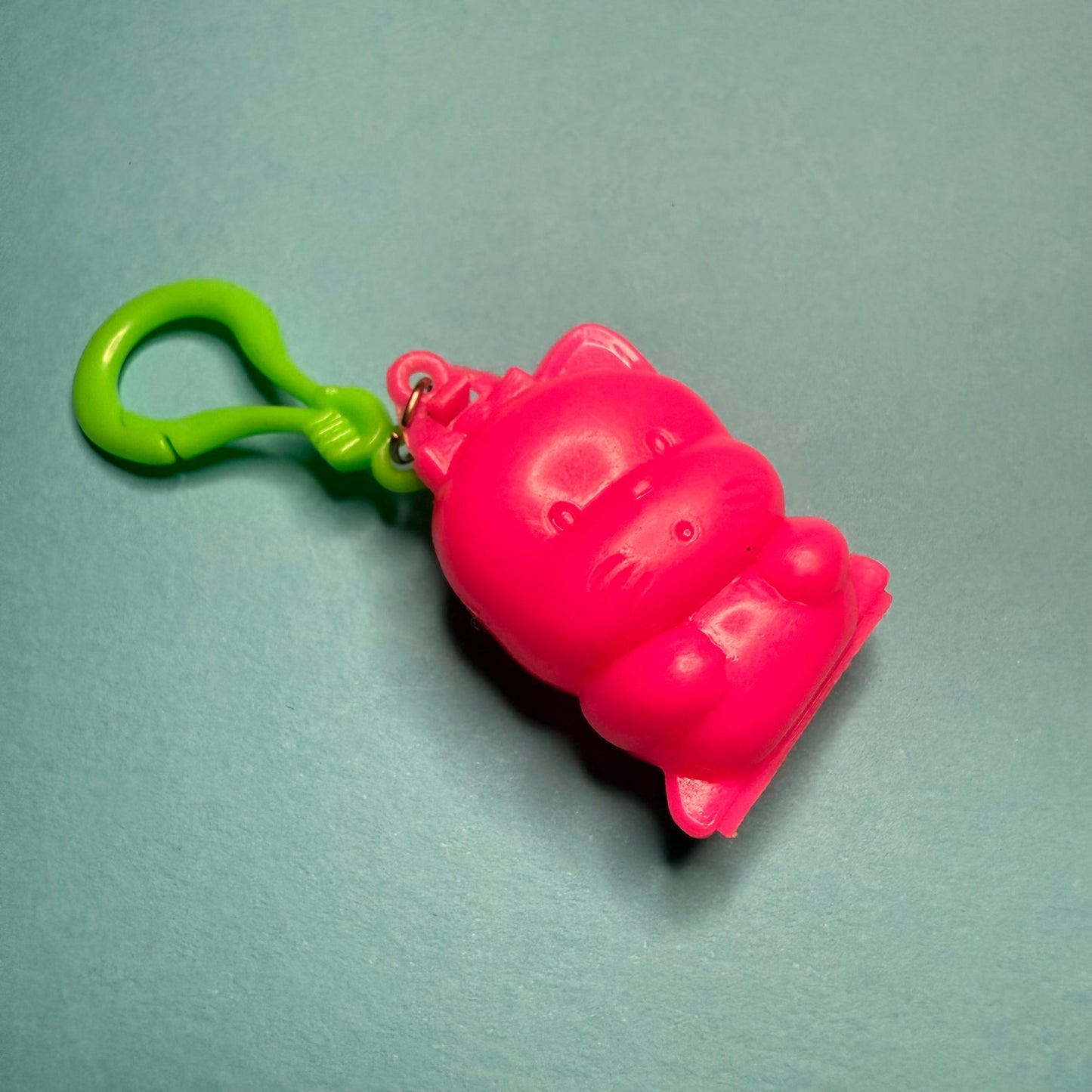 Neon retro 80s keyring lucky cat