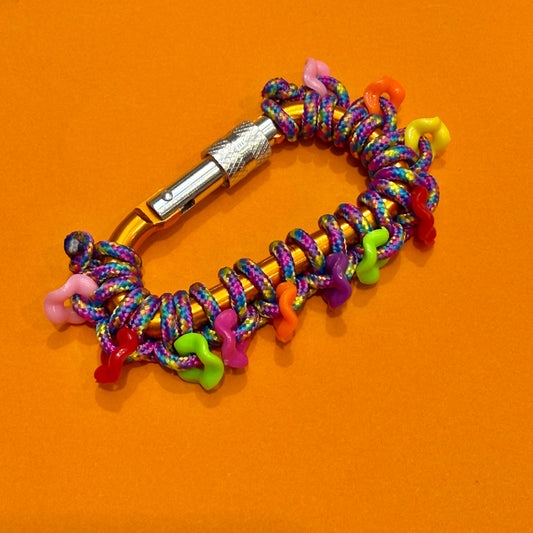 Paracord wrapped carabiner squiggle