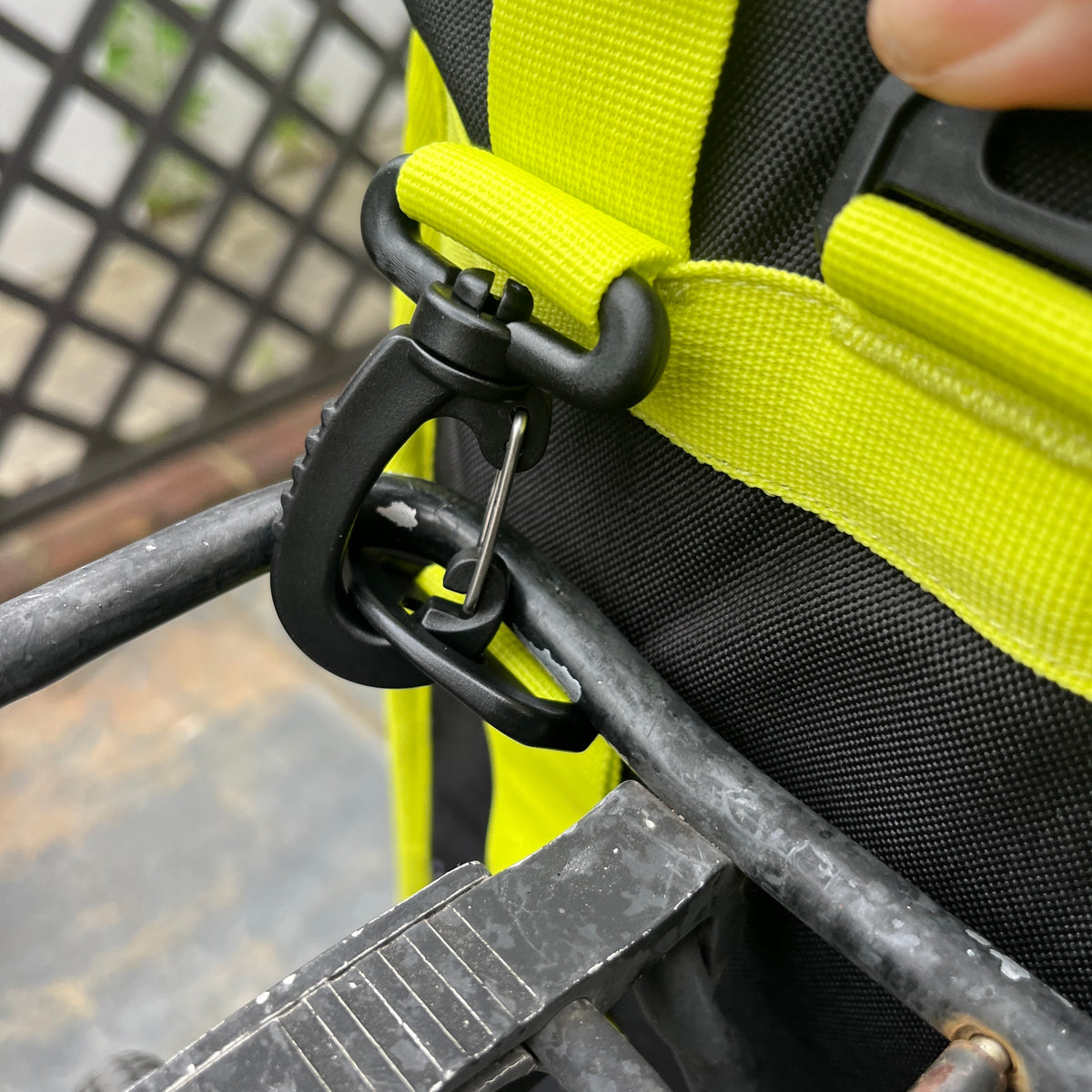 Neon market shopper pannier - Goodordering detail on how it attaches