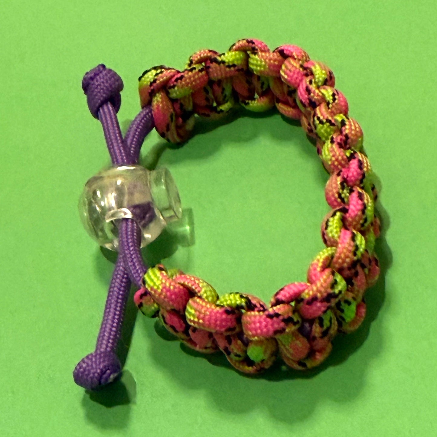 DIY paracord toggle bracelet with easy instructions