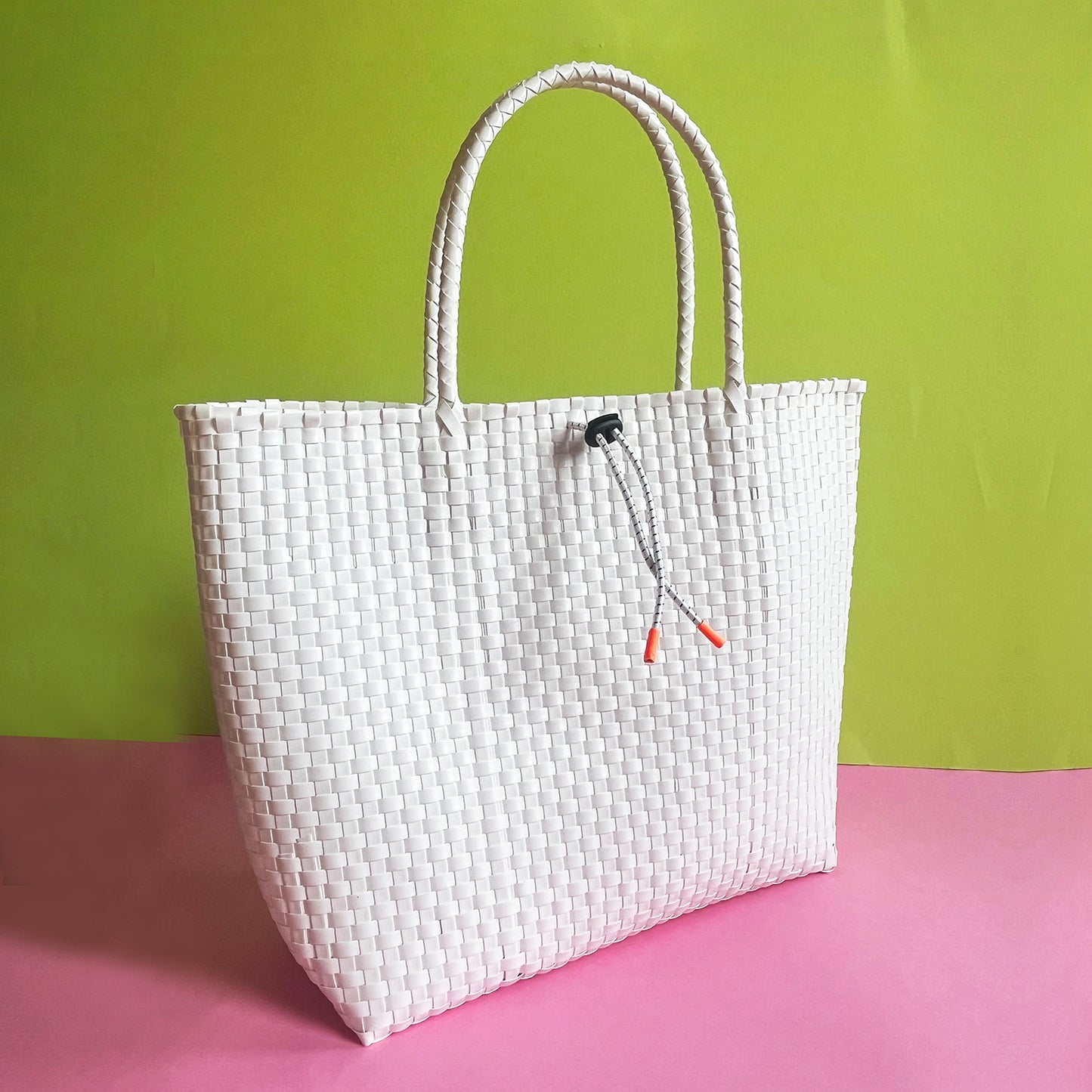 white plastic woven basket with pannier hooks and elastic toggle closure Goodordering cycling basket