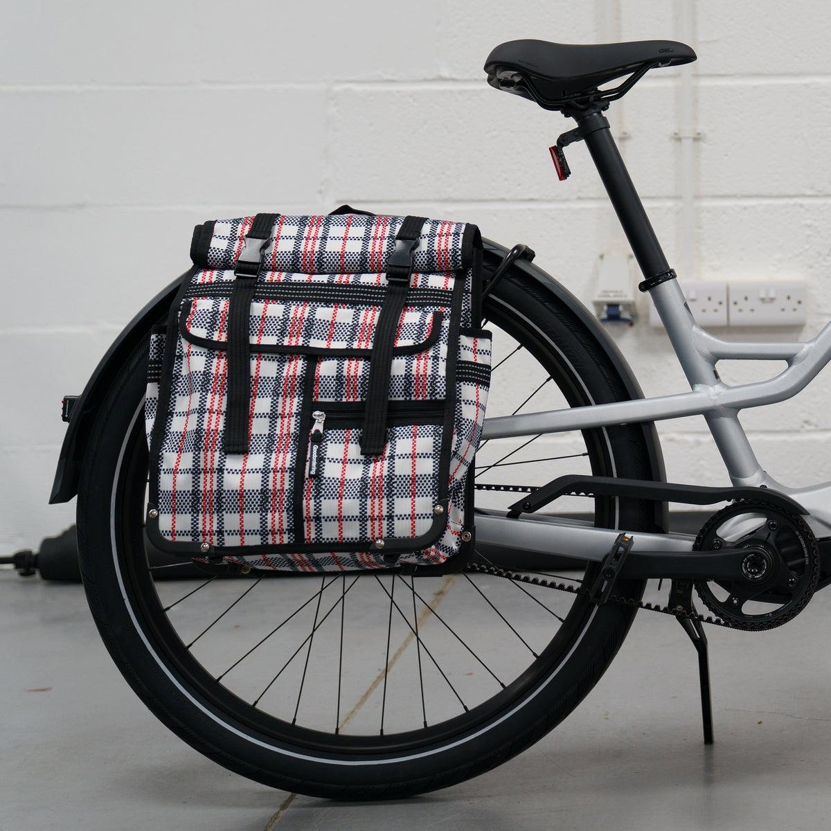 Waterproof tartan bike backpack with rolltop closure for cyclists